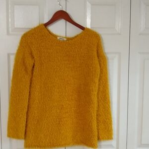 BB Dakota mustard  soft sweater size small